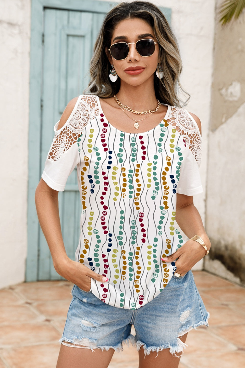 Bluse mit Rundhalsausschnitt, glänzendem Spitzendetail und Cold-Shoulder-Effekt