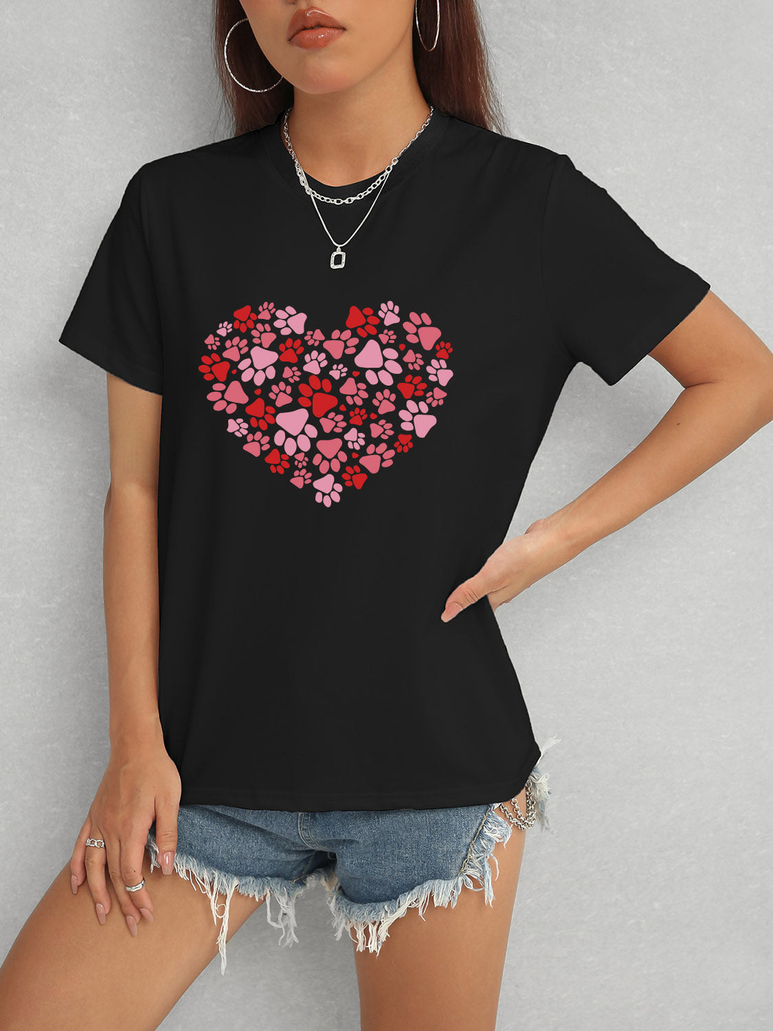 Black heart round neck short sleeve t-shirt
