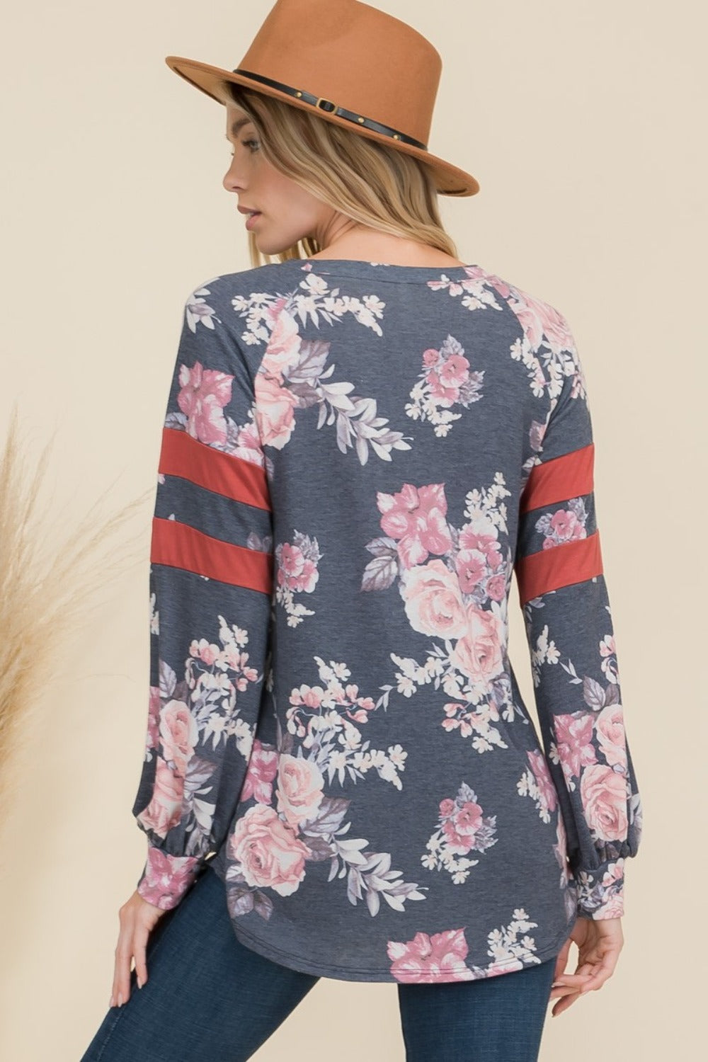 Celeste – T-Shirt in voller Größe mit Blumenmuster, abgerundetem Saum und Streifendetail