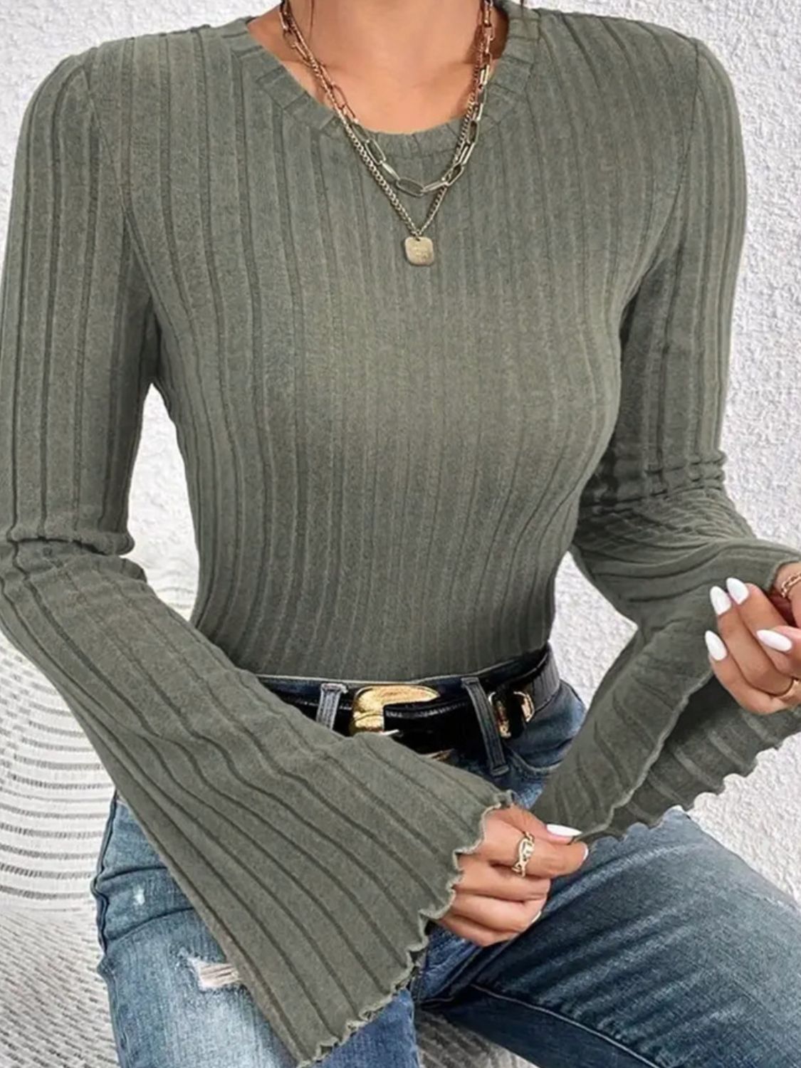 Green ribbed t-shirt with round neck and flare sleeves
