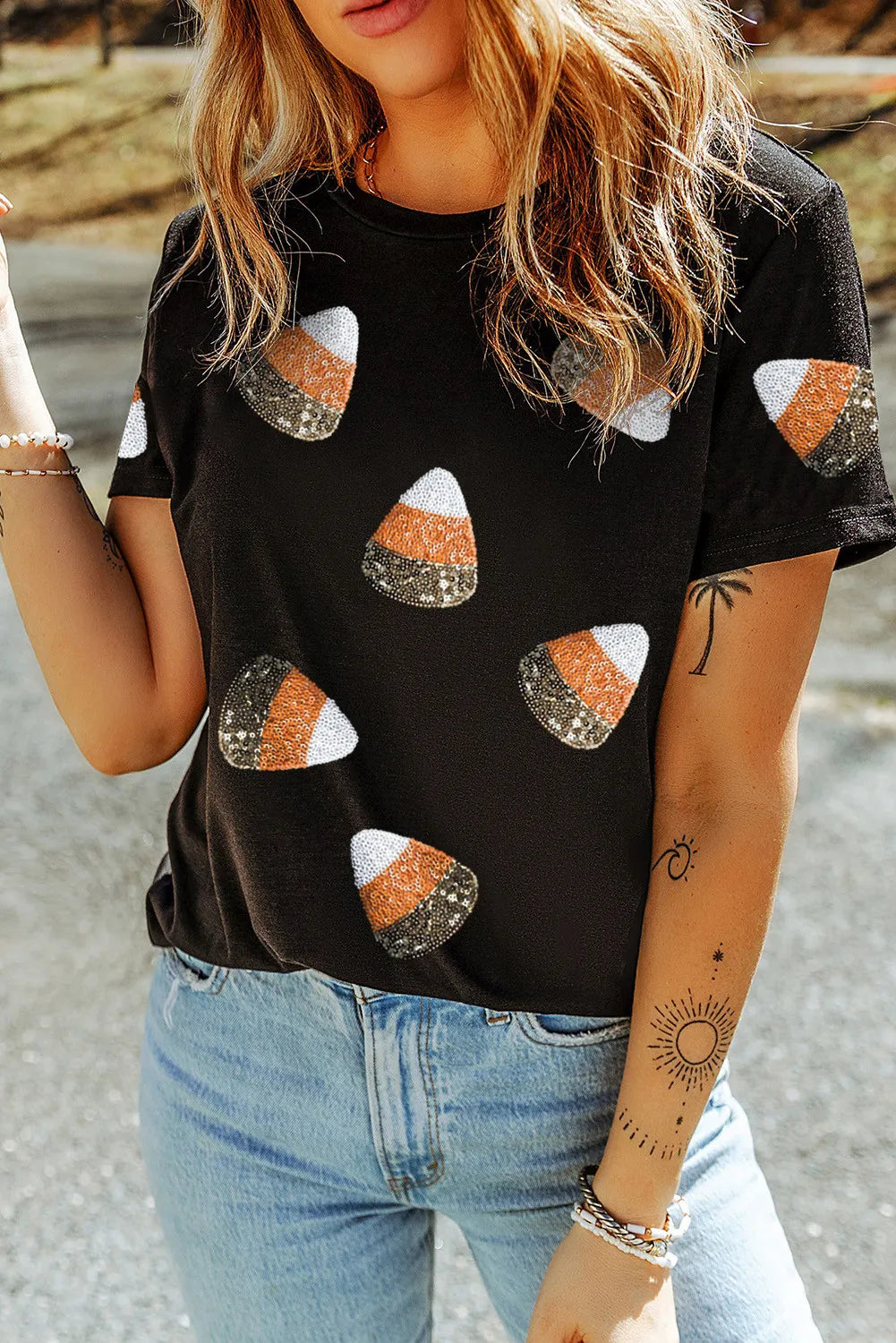 T-Shirt mit Rundhalsausschnitt und kurzen Ärmeln und Pailletten