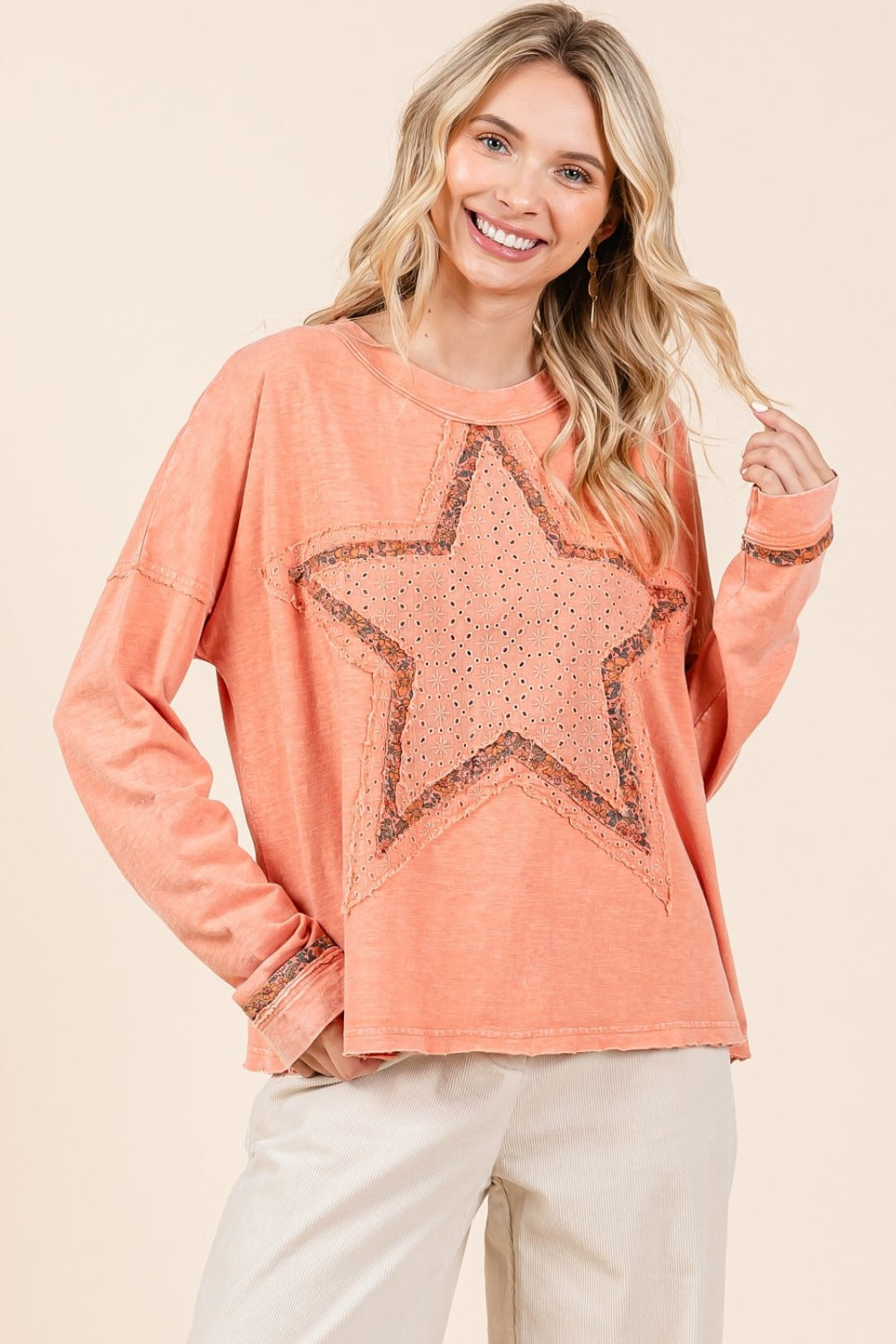 Mittoshop – Langärmliges T-Shirt mit Stern-Patch in Mineralwaschung