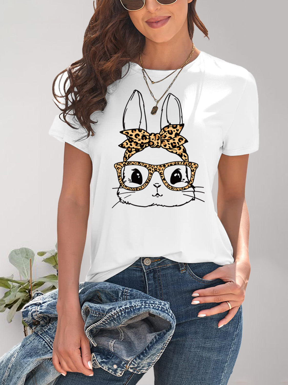 White rabbit graphic T-shirt with round neck and short sleeves