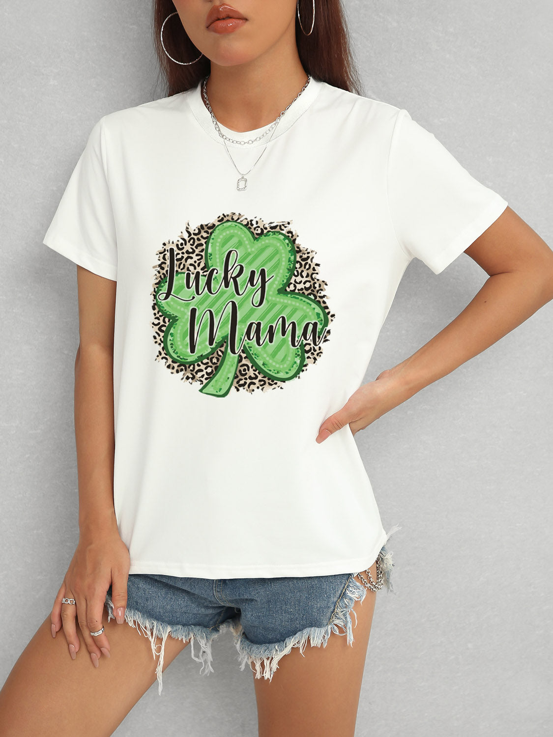 White Lucky Mama round neck t-shirt with shorts