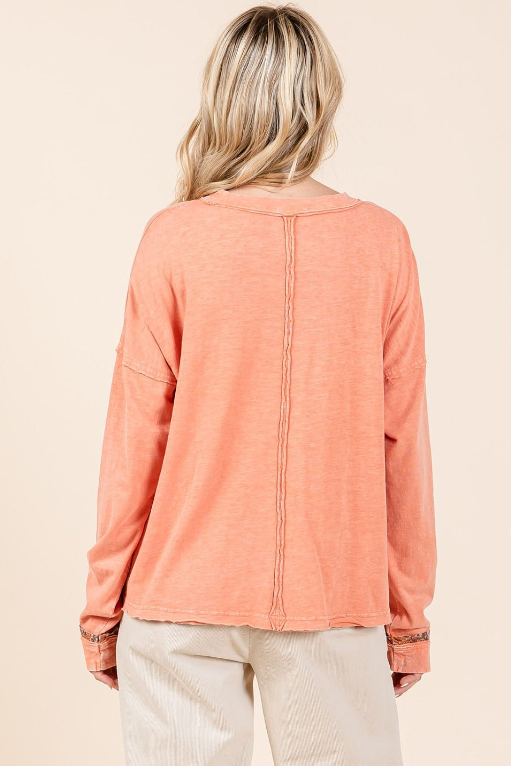 Mittoshop – Langärmliges T-Shirt mit Stern-Patch in Mineralwaschung