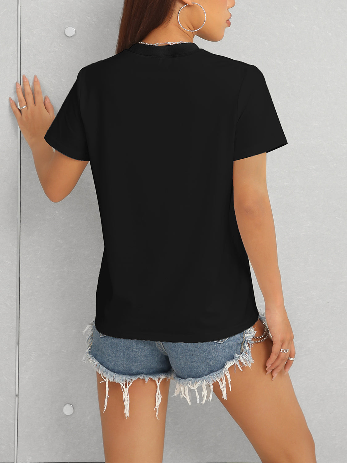 Black heart round neck short sleeve t-shirt, back view