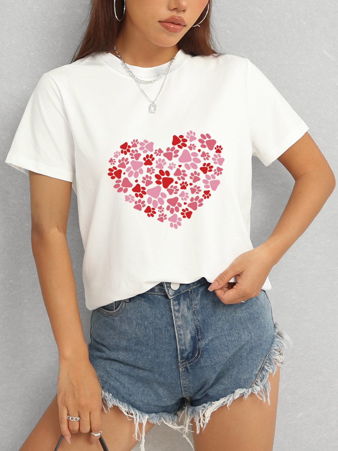 White heart round neck short sleeve t-shirt