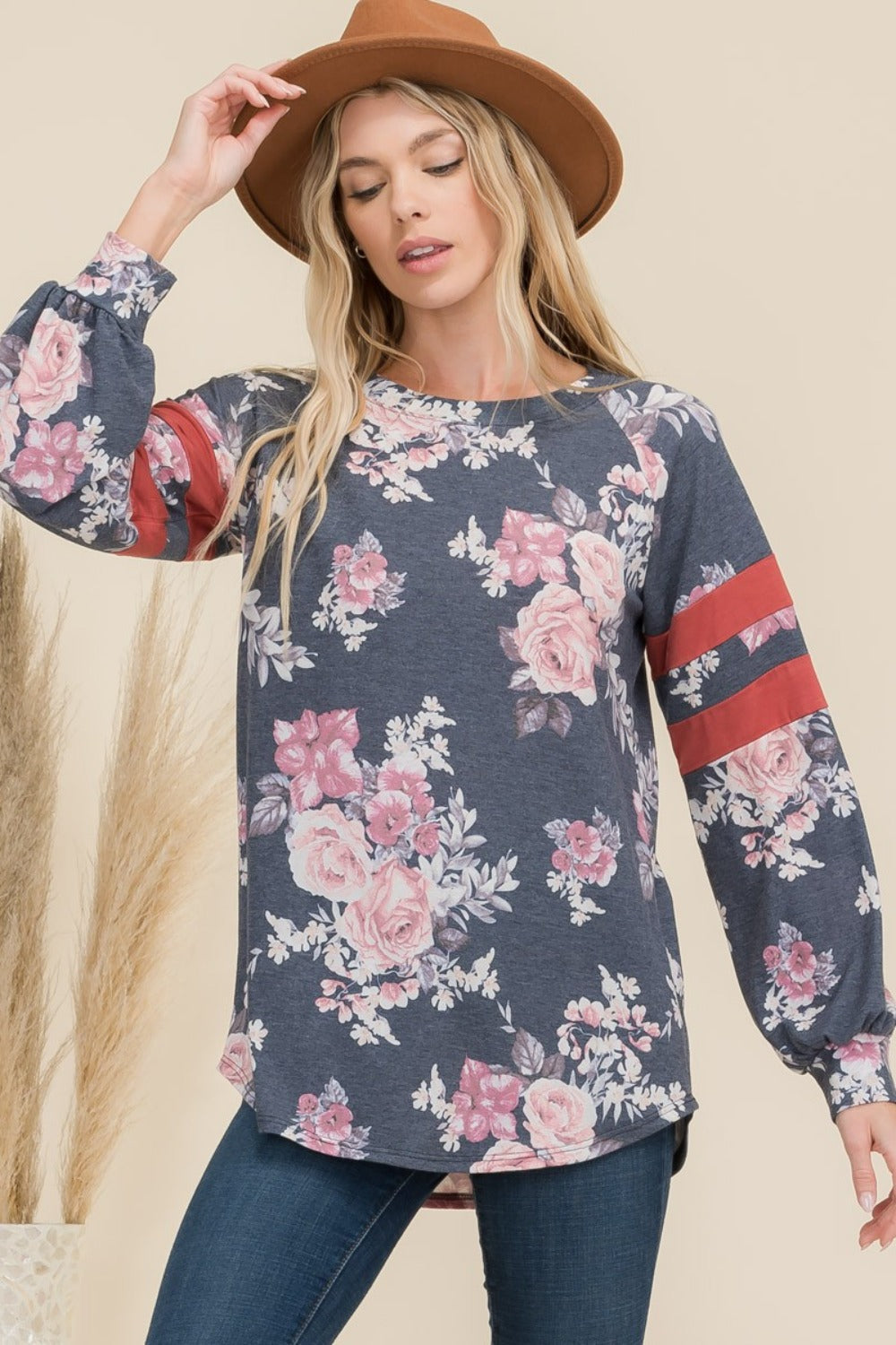 Celeste – T-Shirt in voller Größe mit Blumenmuster, abgerundetem Saum und Streifendetail