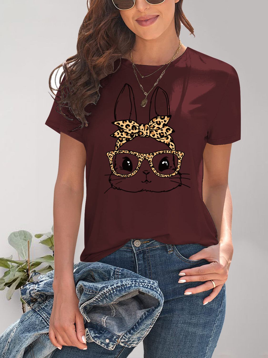 Burgundy rabbit graphic T-shirt with round neck and short sleeves