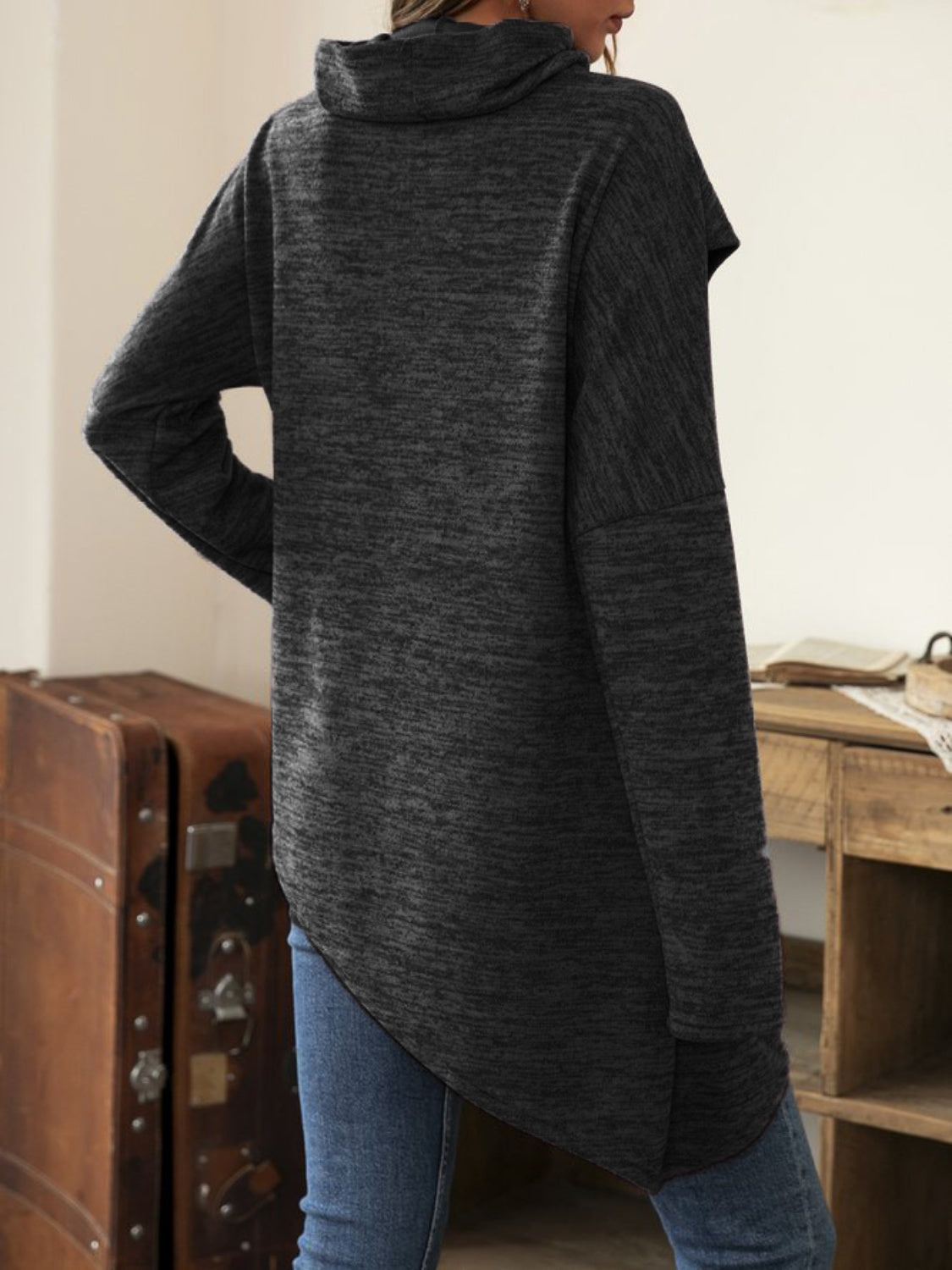 Langärmliges T-Shirt mit Wasserfallausschnitt und asymmetrischem Saum