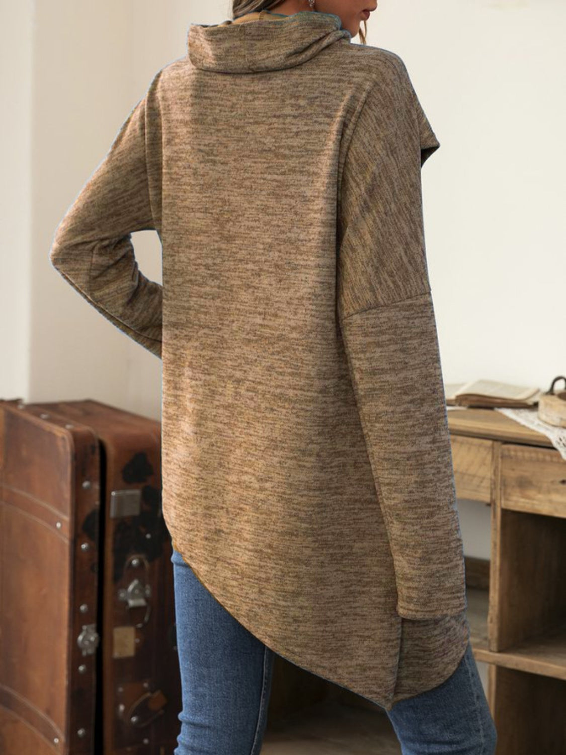 Langärmliges T-Shirt mit Wasserfallausschnitt und asymmetrischem Saum