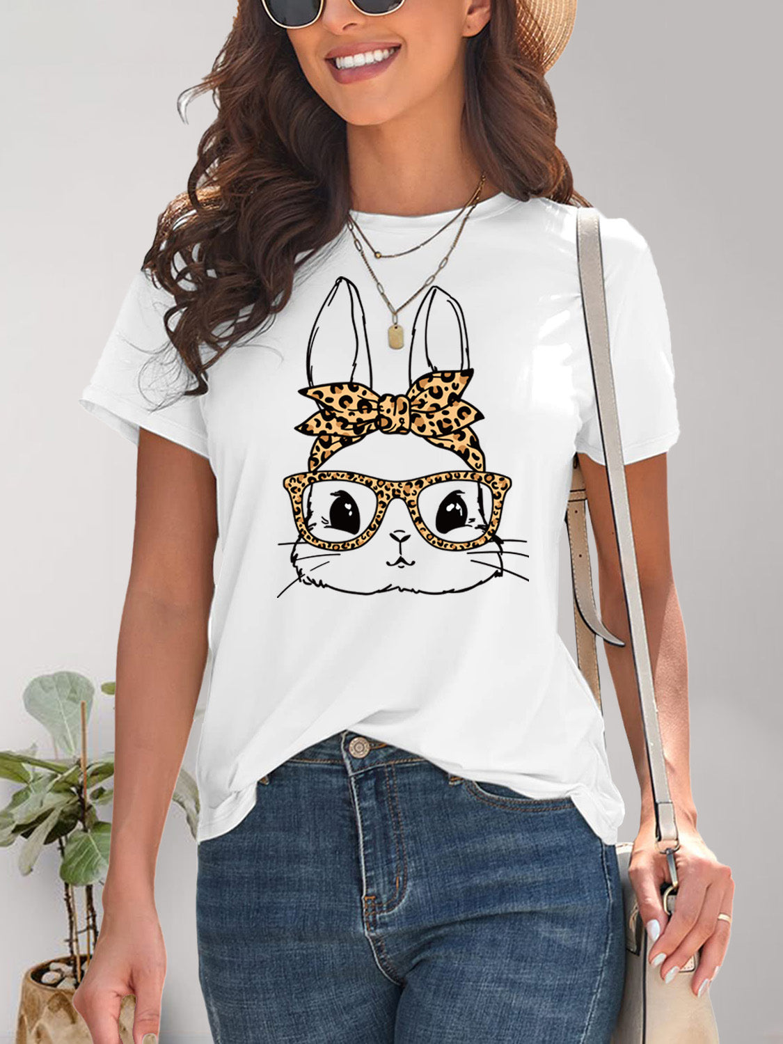 White rabbit graphic round neck short sleeve T-shirt