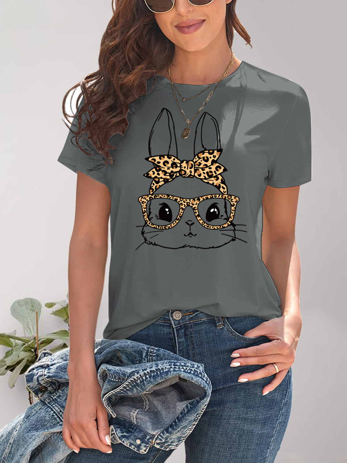 Gray rabbit graphic T-shirt with round neck and short sleeves