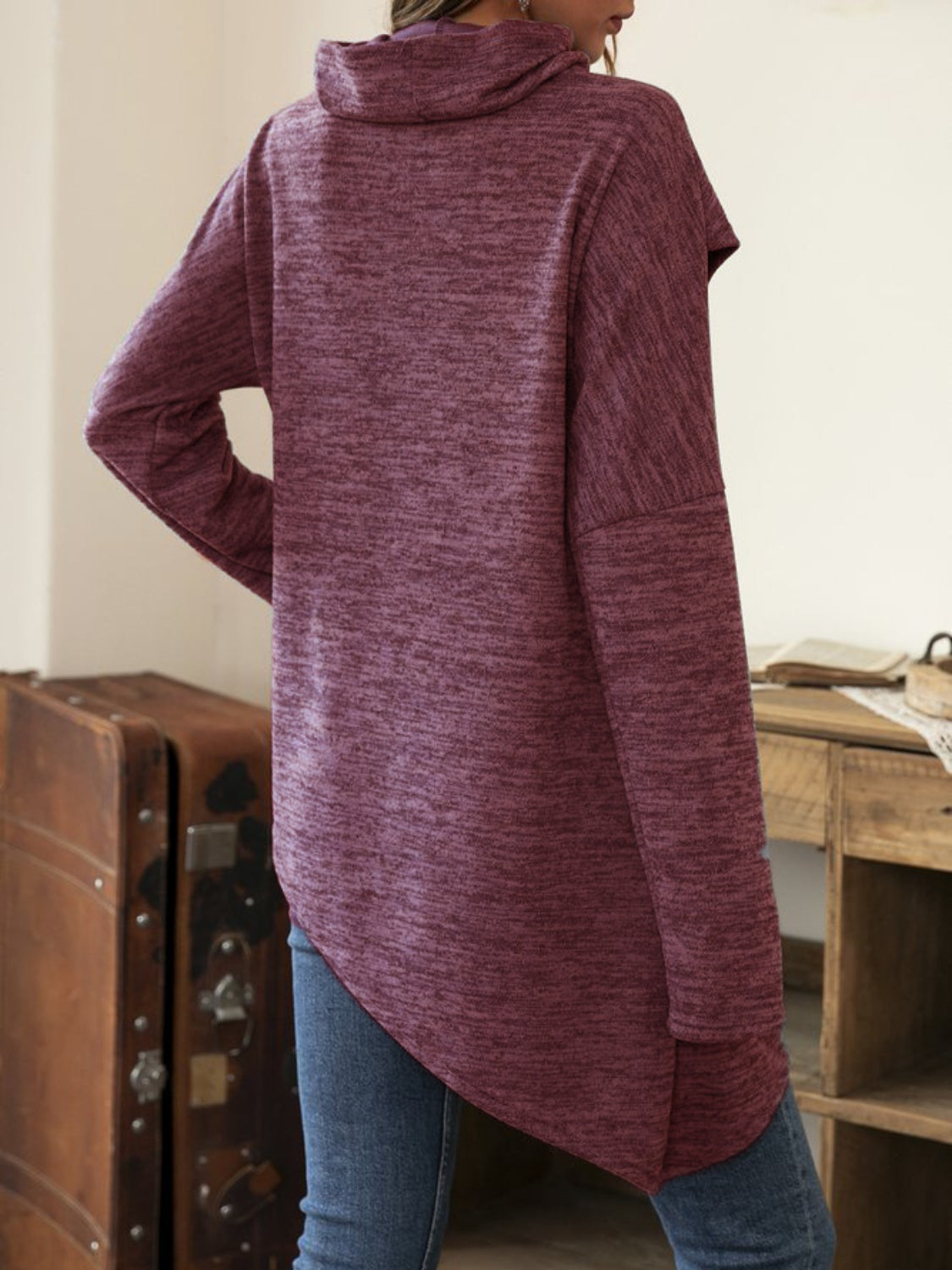 Langärmliges T-Shirt mit Wasserfallausschnitt und asymmetrischem Saum