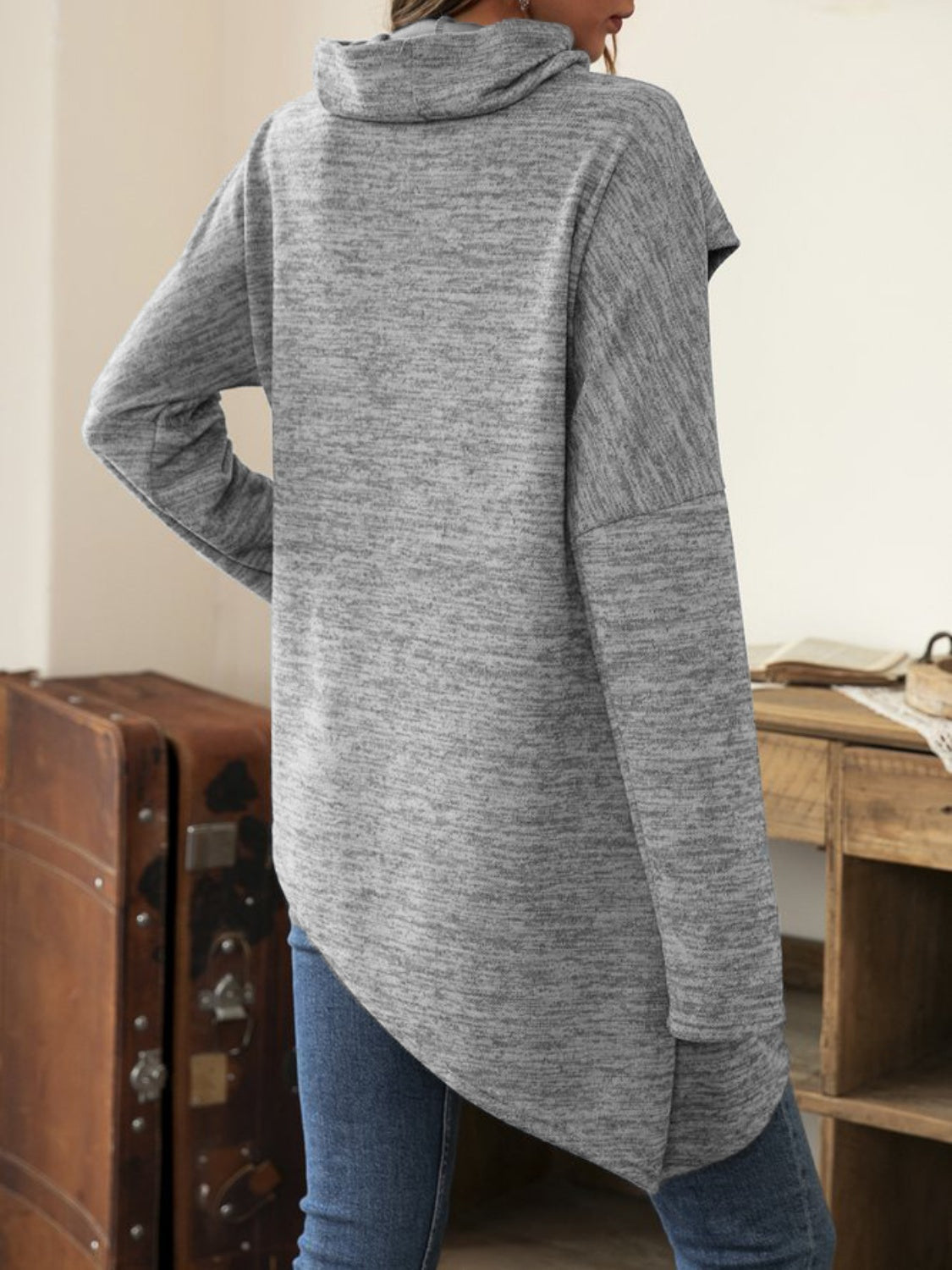 Langärmliges T-Shirt mit Wasserfallausschnitt und asymmetrischem Saum