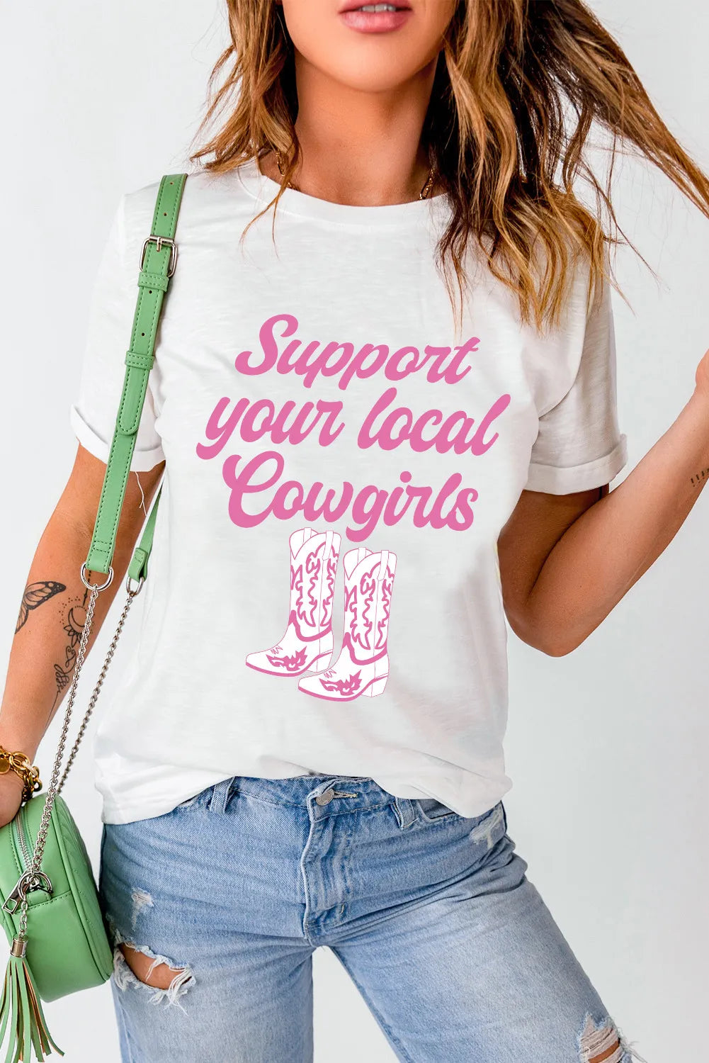 Casual T-shirt with pink lettering and boots design