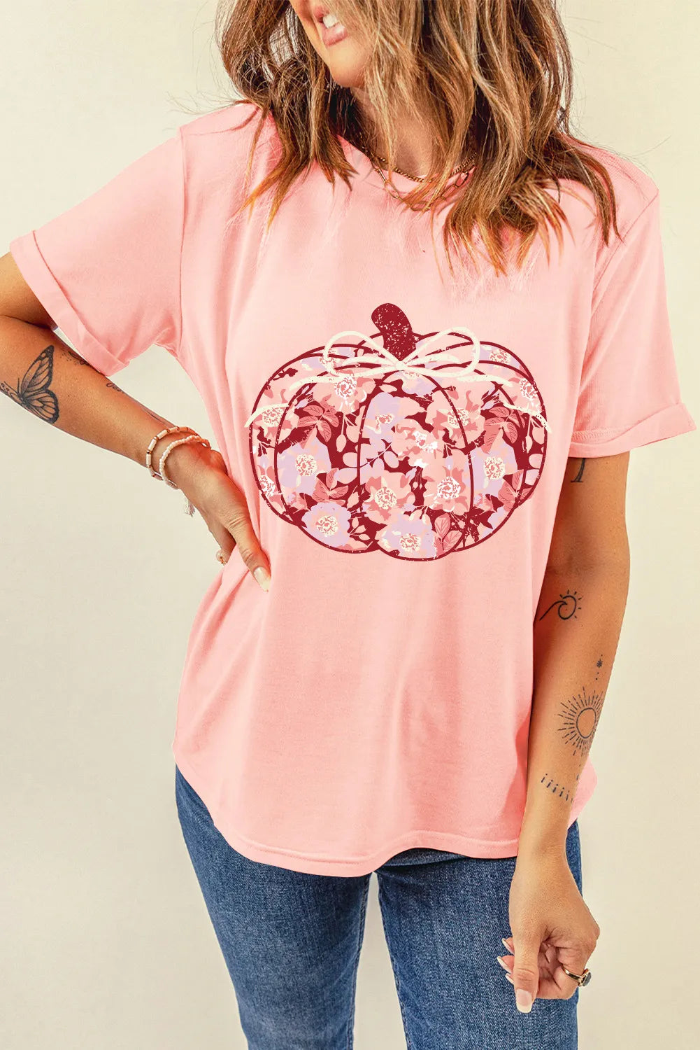 Pink pumpkin graphic t-shirt with round neck and long sleeves