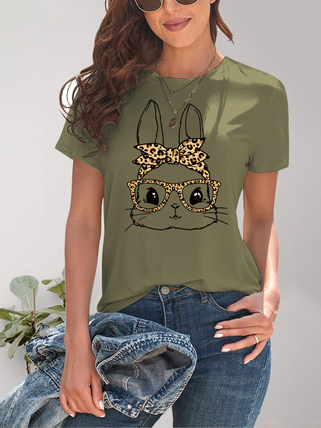 Olive rabbit graphic T-shirt with round neck and short sleeves