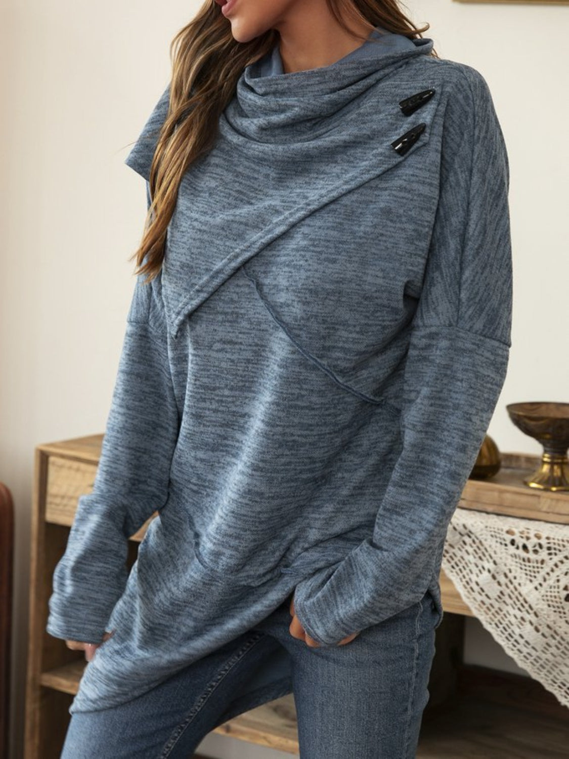 Langärmliges T-Shirt mit Wasserfallausschnitt und asymmetrischem Saum