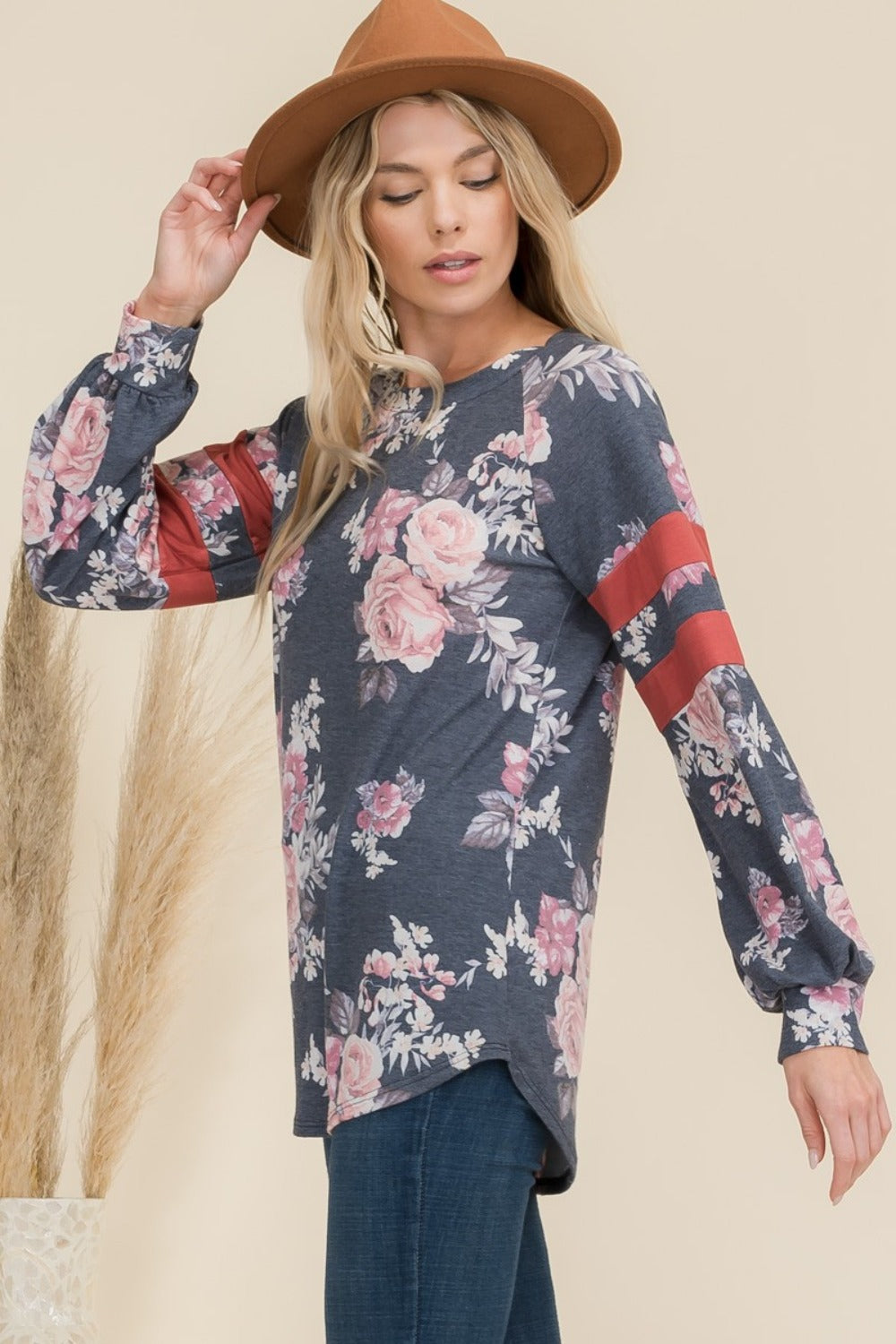 Celeste – T-Shirt in voller Größe mit Blumenmuster, abgerundetem Saum und Streifendetail