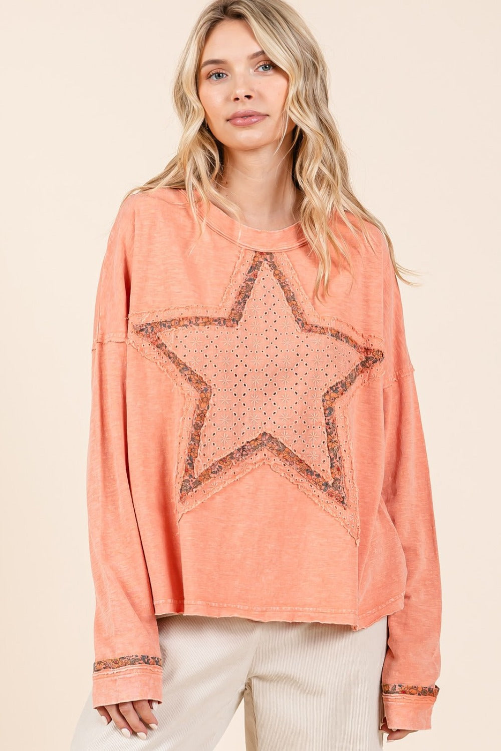 Mittoshop – Langärmliges T-Shirt mit Stern-Patch in Mineralwaschung