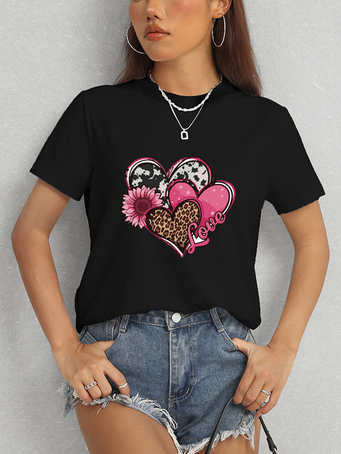 Black t-shirt with heart and love motif, round neck