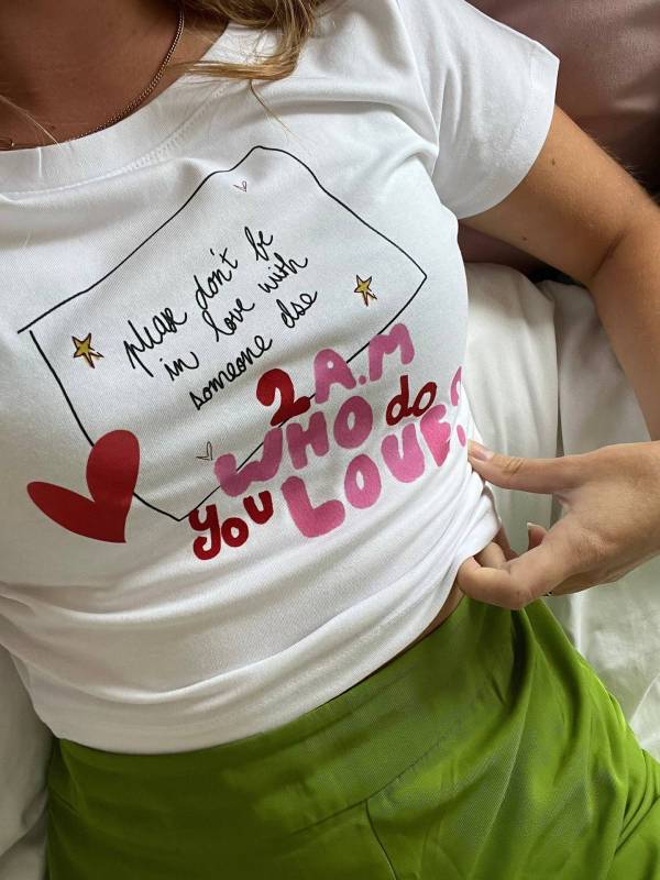 Schmal geschnittenes, kurz geschnittenes T-Shirt mit süßem Aufdruck