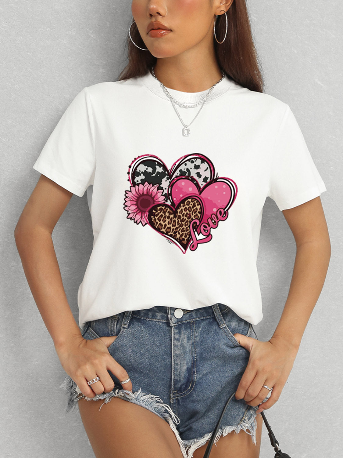 White t-shirt with heart and love motif, round neck