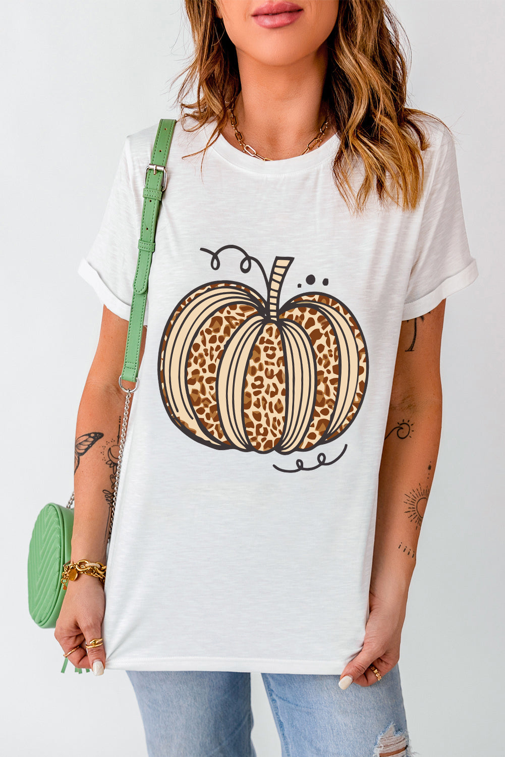 White T-shirt with pumpkin design, casual style