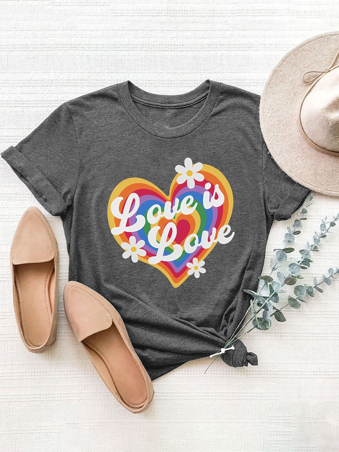Gray graphic round neck short sleeve T-shirt with heart design