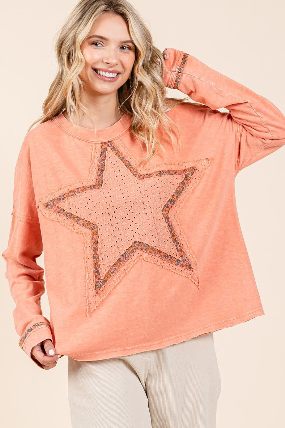 Mittoshop – Langärmliges T-Shirt mit Stern-Patch in Mineralwaschung