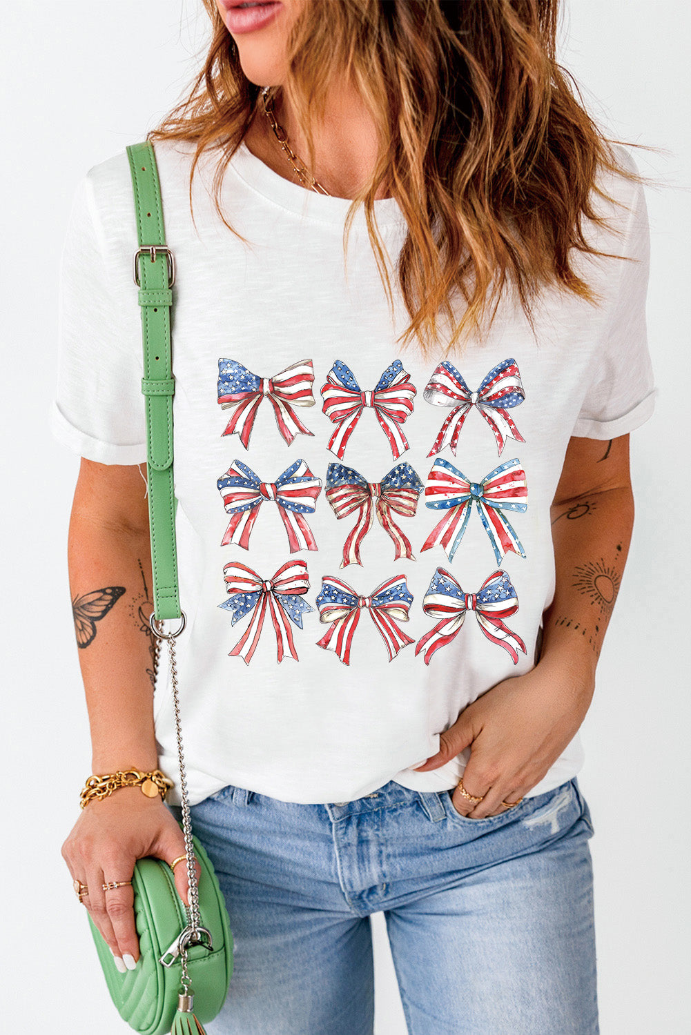 Round neck T-shirt featuring bow graphic, short sleeves