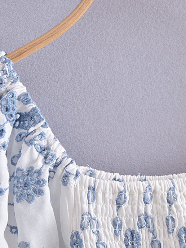 Blau-weißes, mit Porzellan besticktes, figurbetontes Kleid