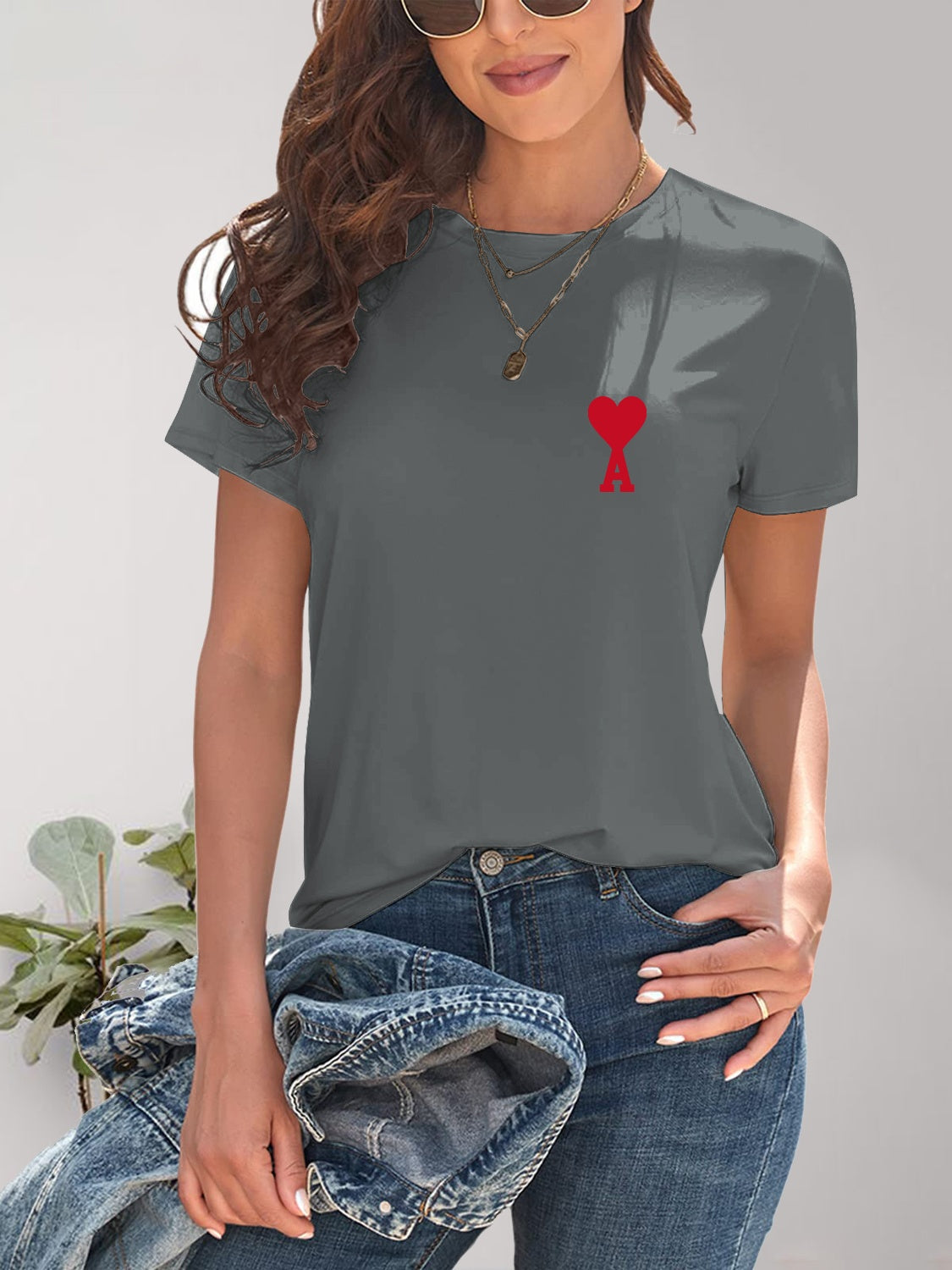Gray heart round neck short sleeve t-shirt styled