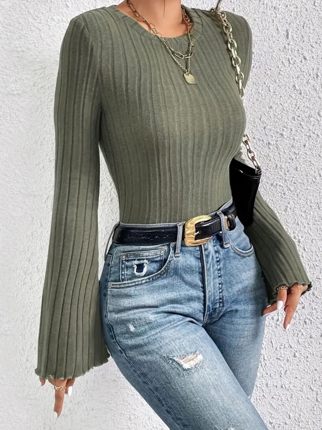 Green ribbed t-shirt with flare sleeves and round neck