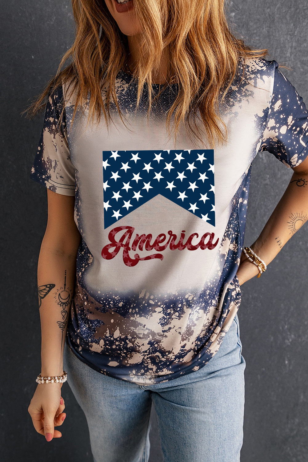 Stylish AMERICA t-shirt with stars and script design