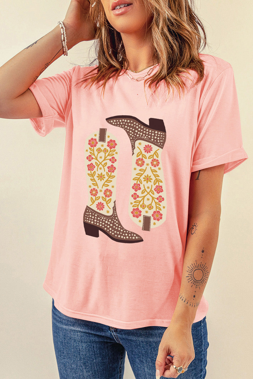 Round neck pink T-shirt with boot graphic, short sleeves