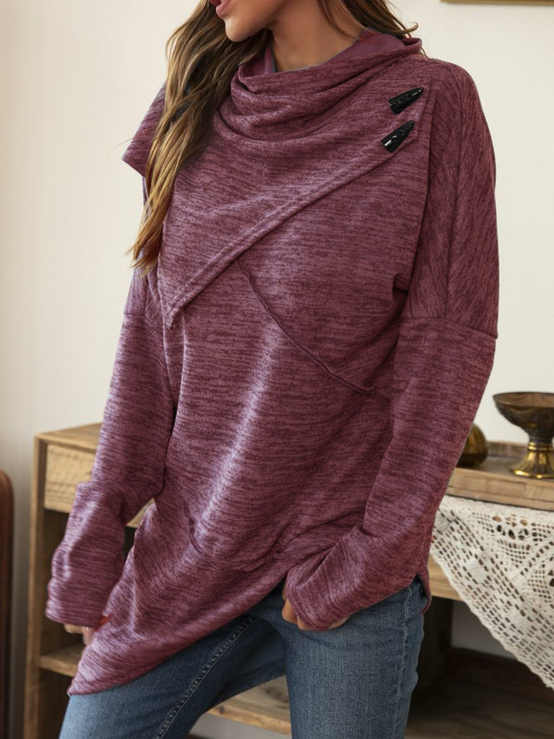 Langärmliges T-Shirt mit Wasserfallausschnitt und asymmetrischem Saum