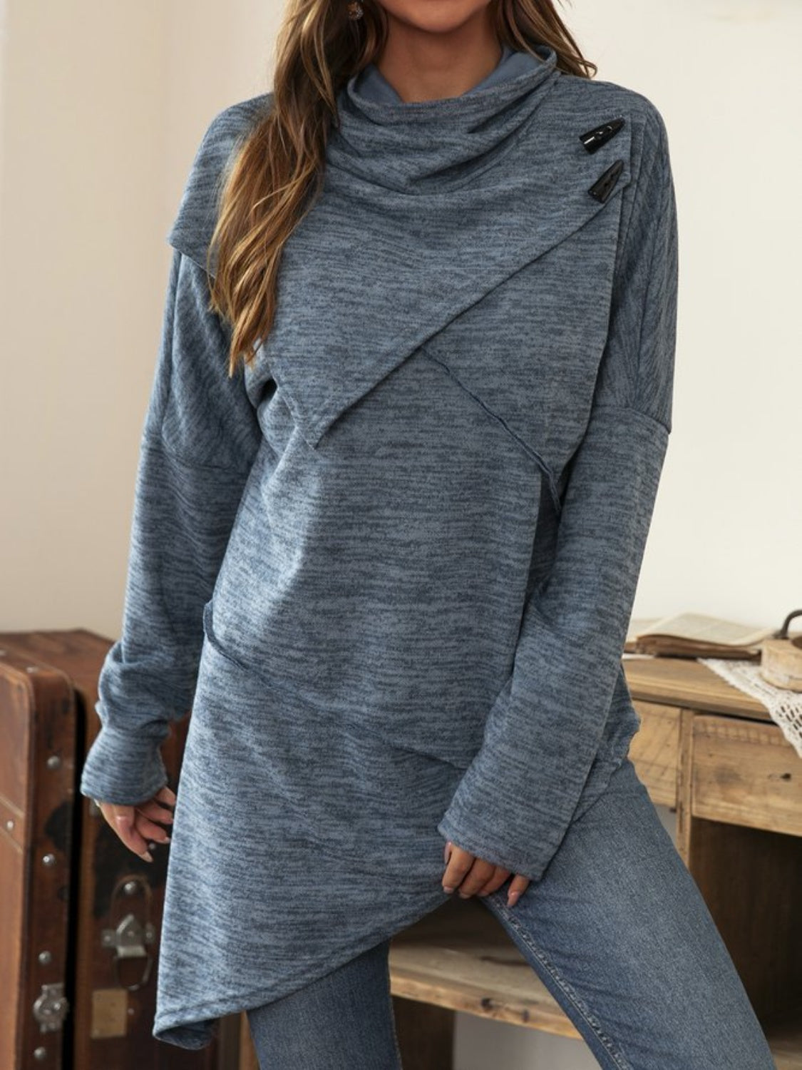 Langärmliges T-Shirt mit Wasserfallausschnitt und asymmetrischem Saum
