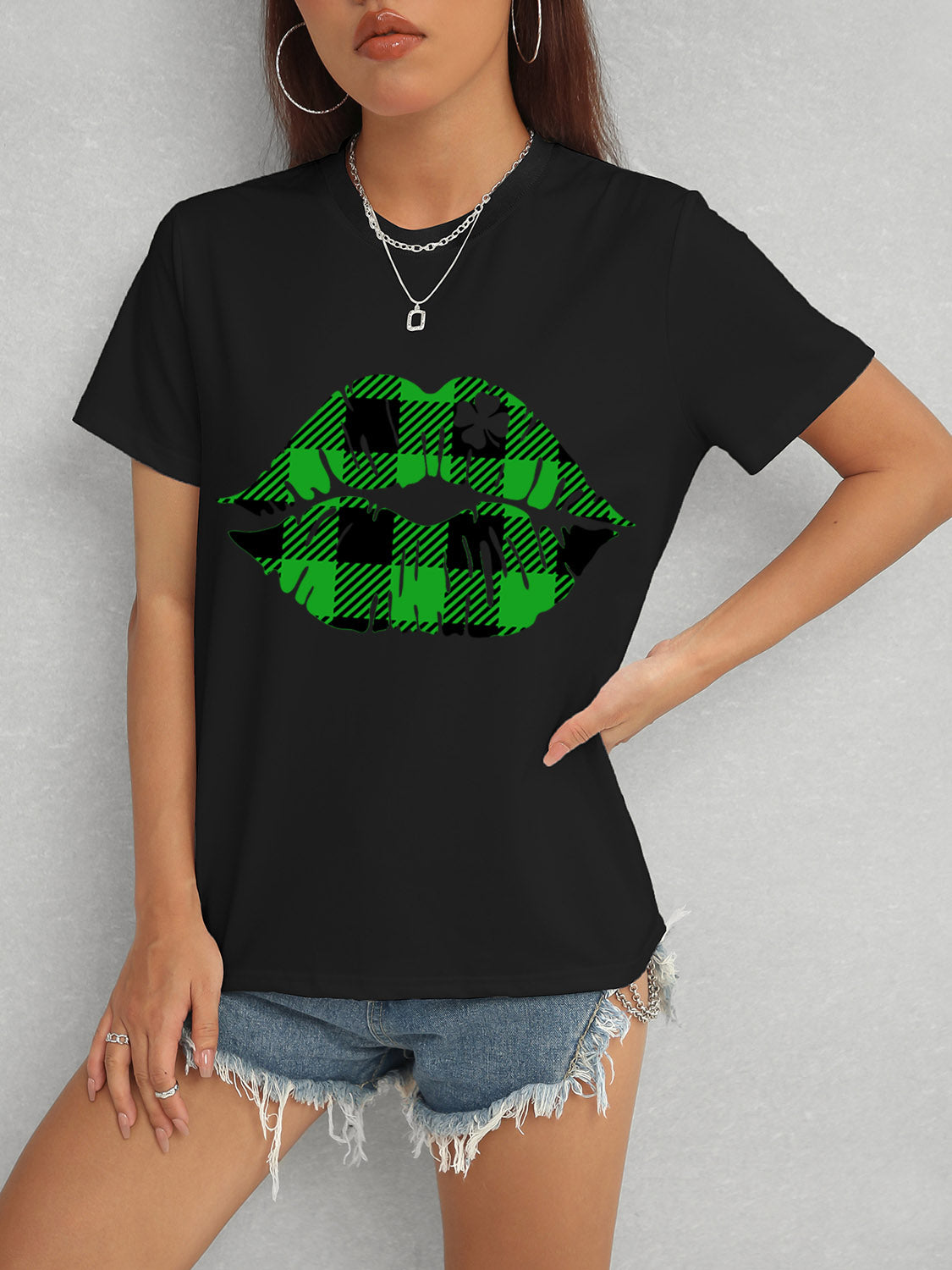 Black plaid lip graphic round neck t-shirt