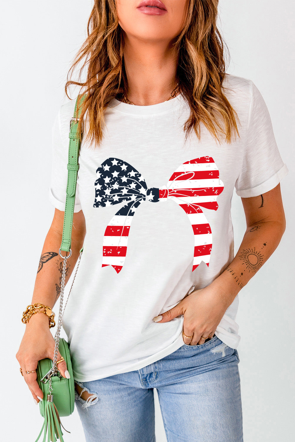 Round neck T-shirt featuring American flag bow print.
