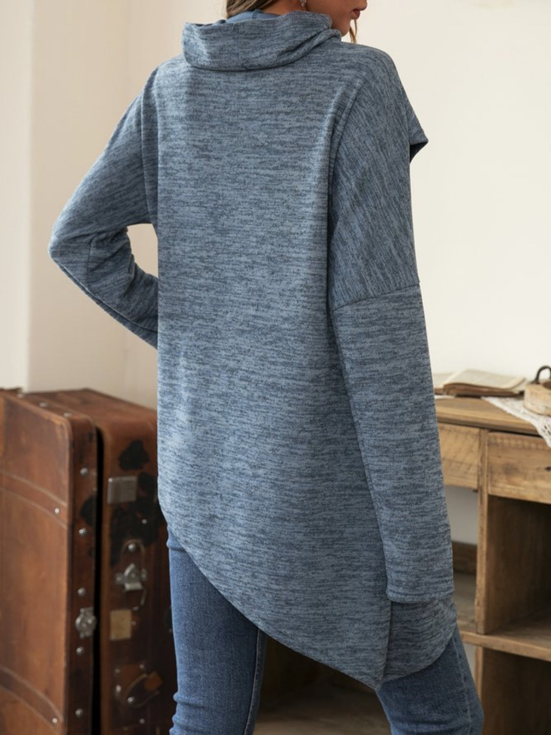 Langärmliges T-Shirt mit Wasserfallausschnitt und asymmetrischem Saum