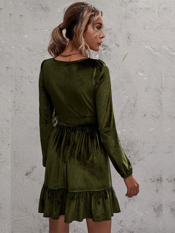 Goldenes Samt-Rüschenkleid mit tiefem V-Ausschnitt und Blasenärmeln aus Samt