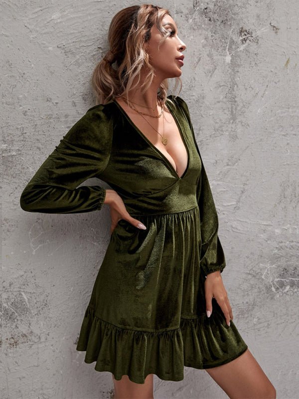 Goldenes Samt-Rüschenkleid mit tiefem V-Ausschnitt und Blasenärmeln aus Samt