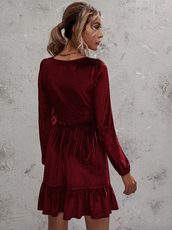 Goldenes Samt-Rüschenkleid mit tiefem V-Ausschnitt und Blasenärmeln aus Samt