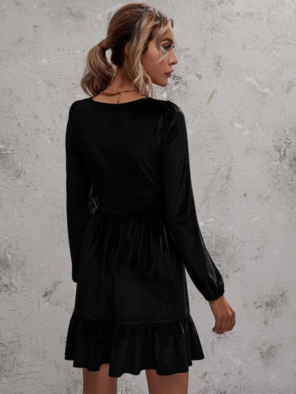 Goldenes Samt-Rüschenkleid mit tiefem V-Ausschnitt und Blasenärmeln aus Samt