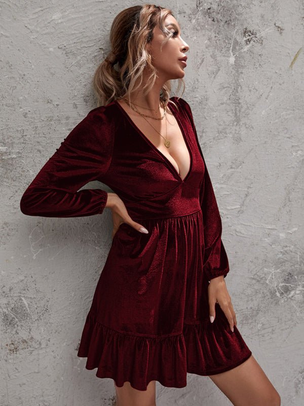 Goldenes Samt-Rüschenkleid mit tiefem V-Ausschnitt und Blasenärmeln aus Samt