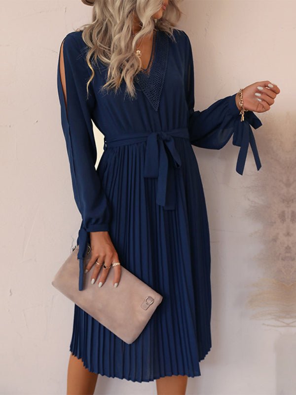 Kleid mit ausgehöhltem, langärmligem Rock und plissiertem Spitzeneinsatz mit V-Ausschnitt