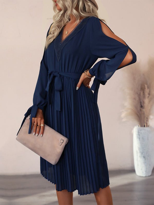 Kleid mit ausgehöhltem, langärmligem Rock und plissiertem Spitzeneinsatz mit V-Ausschnitt