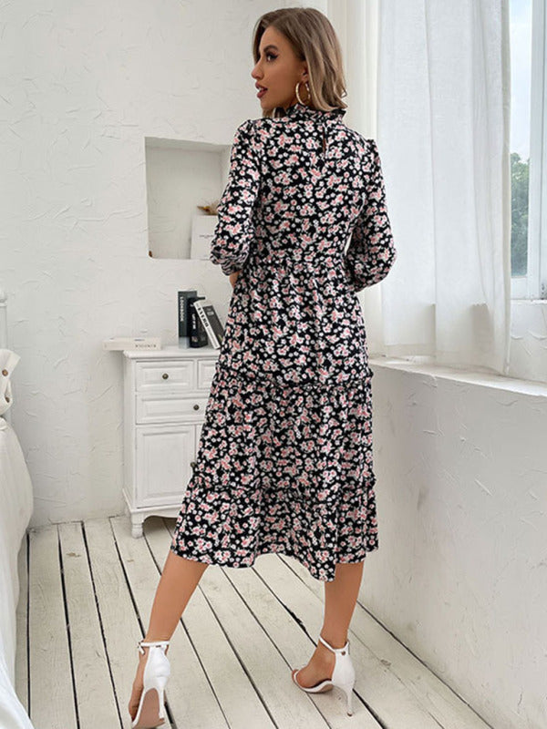 Mittellanges Damenkleid mit halbhohem Ausschnitt und Faltenmuster